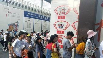 成都网红小吃街排队图片